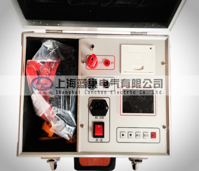 LCHL-100A回路電阻測試儀采用32位ARM內(nèi)核作為處理的核心，對整機進行控制，自動完成自校、穩(wěn)流判斷、數(shù)據(jù)處理、阻值顯示等功能，可測量各種高壓開關(guān)及電器的接觸電阻、回路電阻和變電站母線電阻，電力線接點電阻，焊縫接觸電阻。該儀器體積小、重量輕，極大的方便了工作人員的使用。